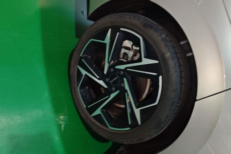 Used Lynk & Co 07 2024 EM-P 126 Long-Range Intelligent Driving Ultra Right Rear Wheel Hub