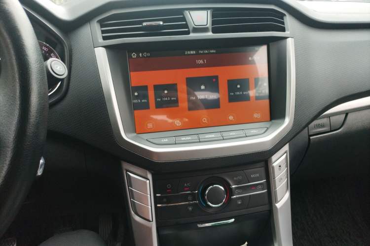 Used SAIC MAXUS T60 2017 2.4L Gasoline Manual Two-Wheel Drive High-Ride Elite Standard Van