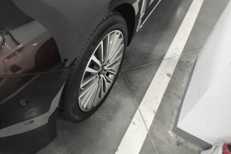 Used Hongqi H9 2020 3.0T Smart Connect Flagship Edition Left Front Wheel Hub