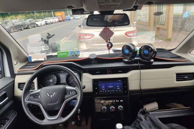 Used Wuling Hongguang PLUS 2020 1.5L Manual Comfort 7-Seater Center Console