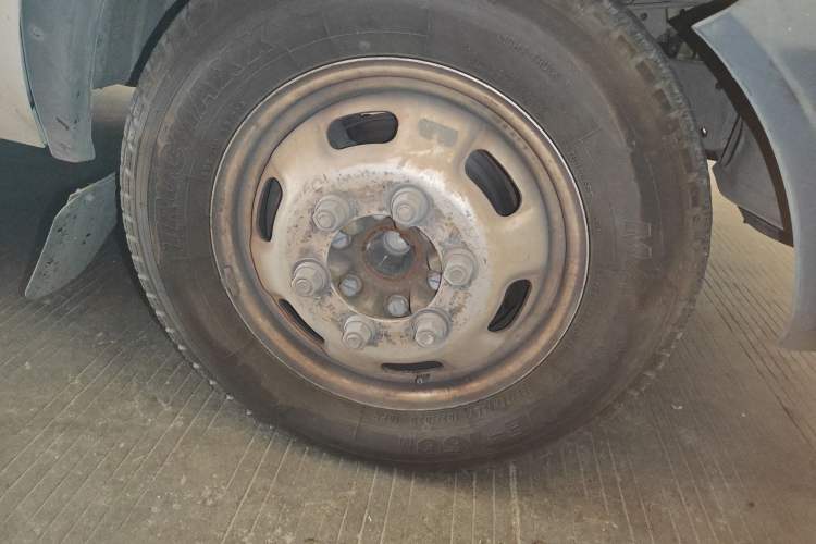 Used Iveco Daily 2020 2.5T A35 Passenger Van with Dual Tires Mid-Roof Design 5-9 Seater Side-Sliding Door China V Emission Standard
