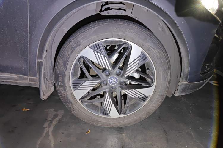 Used BYD Tang New Energy 2024 DM-i Glory Edition 112KM Prestige Model Right Front Wheel Hub