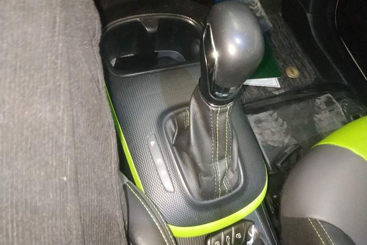 Used Roewe Clever 2021 302 km New Four-Seater Super-Efficient Version Gear Lever