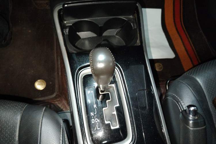 Used Mitsubishi Outlander 2018 2.0L Two-Wheel-Drive Jiale Edition 7-Seater Gear Lever