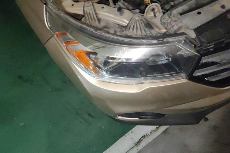 Used GAC Trumpchi GS4 2017 235T Automatic Two-Wheel Drive Luxury Smart Connectivity Version Right Front Headlight