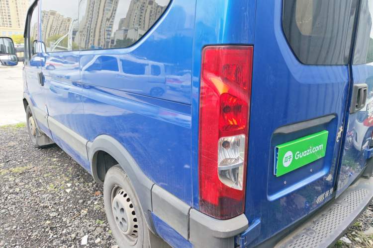 Used Iveco Eurocargo 2018 2.3T Short-Wheelbase Low-Roof Multi-Purpose Van with Side Sliding Door F1A