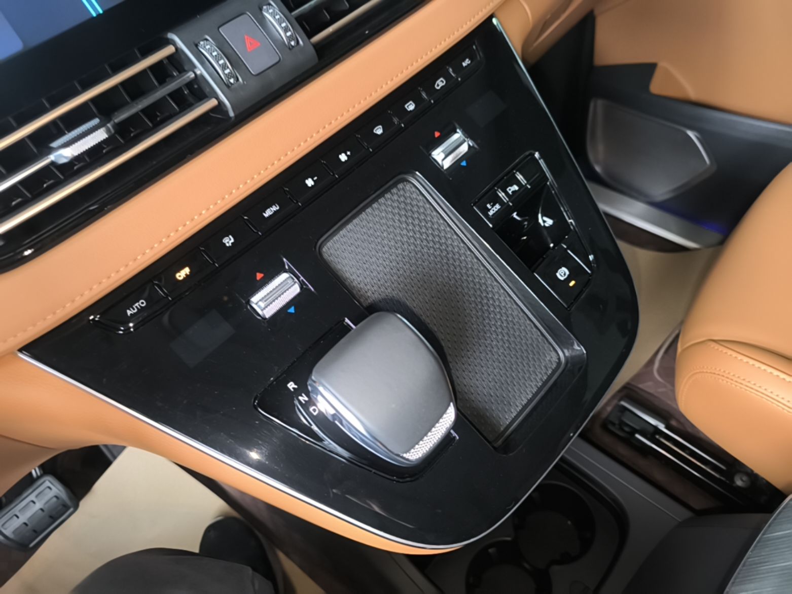 Hongqi HQ9 PHEV 2024 2.0T Four-Wheel Drive Business Edition — снимка 16