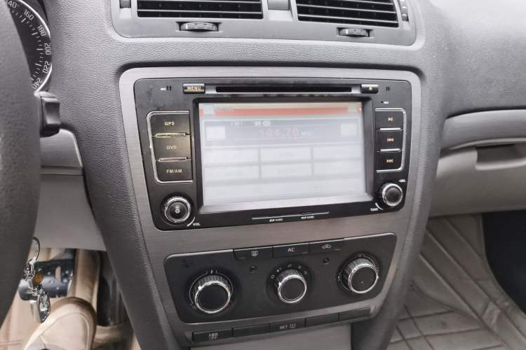 Used Skoda Octavia 2013 1.6L Automatic Yijie Edition Audio And AC Panel