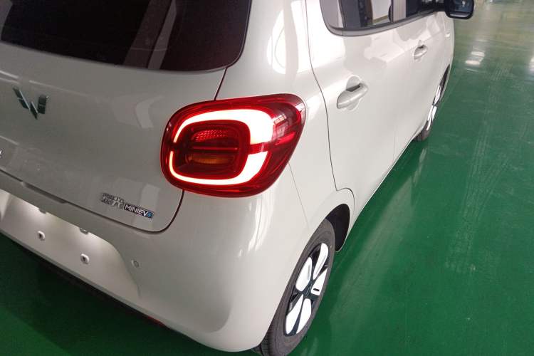 Used Wuling Hongguang MINIEV 2025 Four-Door Version Advanced Edition Right Rear Taillight