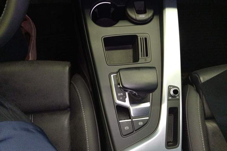 Used Audi A4L 2022 40 TFSI Luxury Dynamic Model Gear Lever