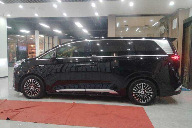 Used Denza D9 2025 DM-i Intelligent Drive 1020 Four-Wheel Drive Flagship Model
