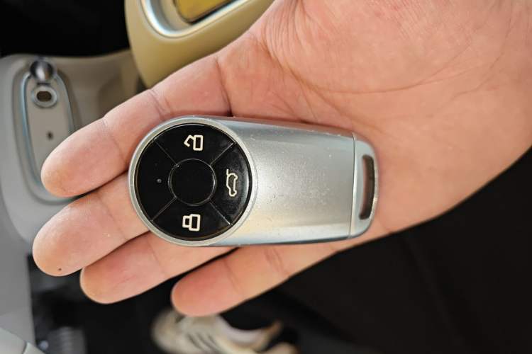 Used ORA Good Cat 2023 401 km Standard Range Premium Version Lithium Iron Phosphate Vehicle Key