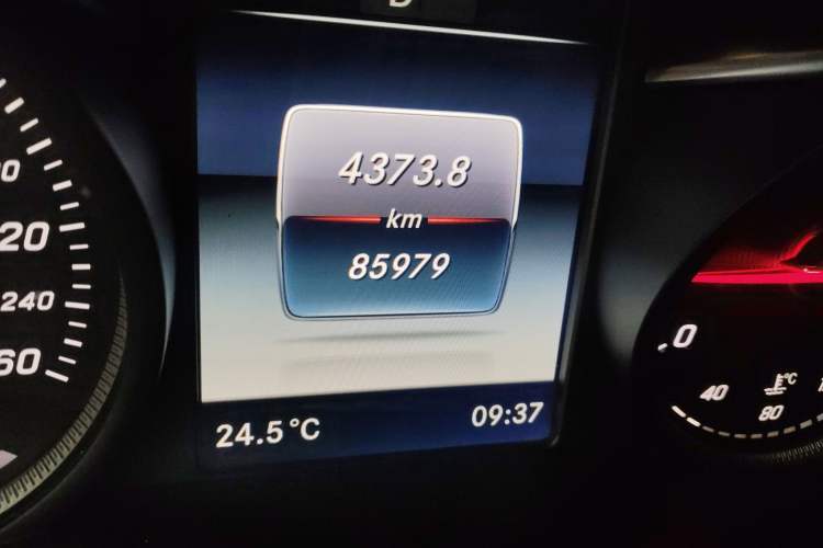 Used Mercedes-Benz GLC 2018 GLC 260 4MATIC Luxury Model Odometer Close Up