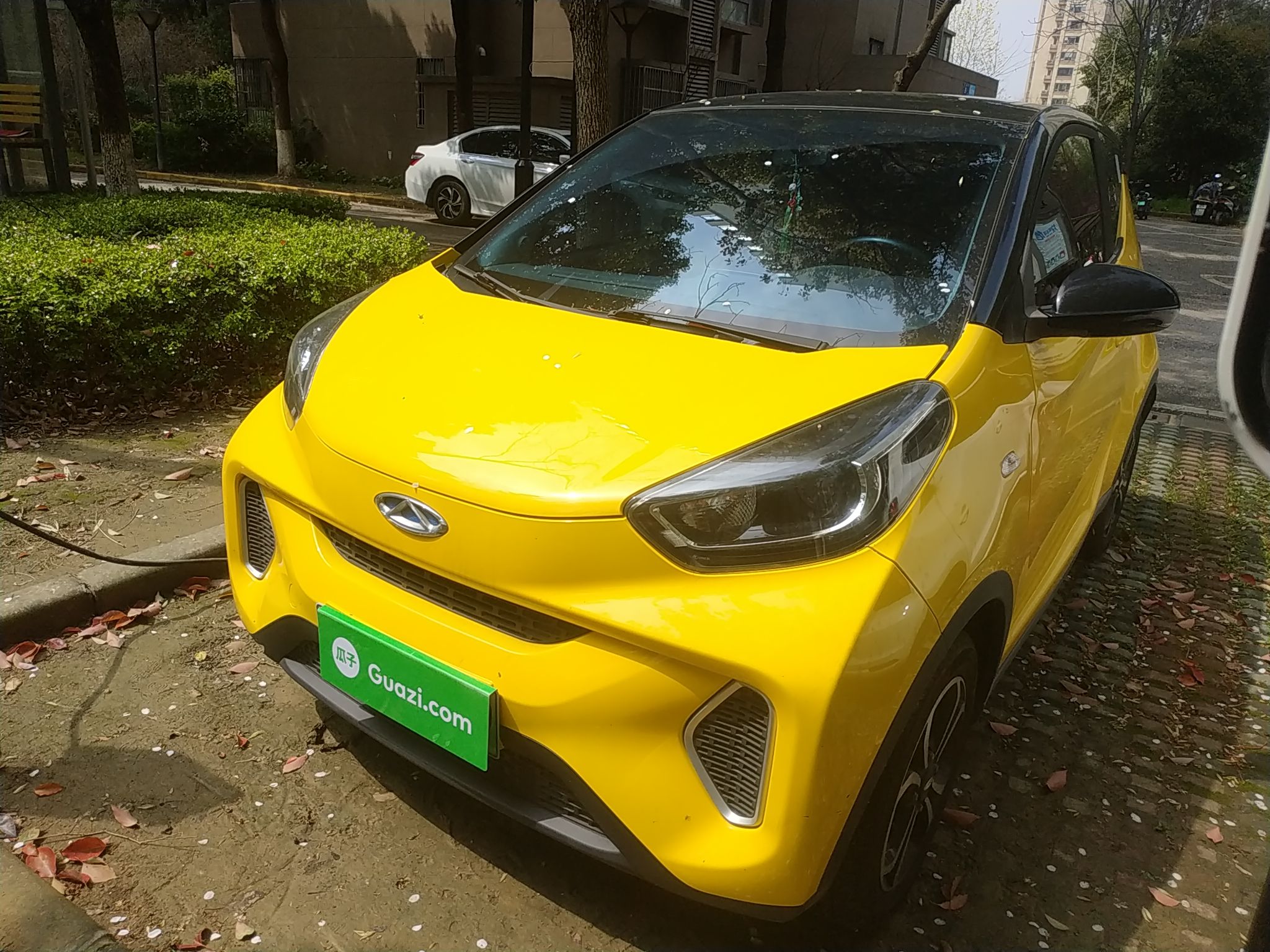 Под передней частью автомобиля