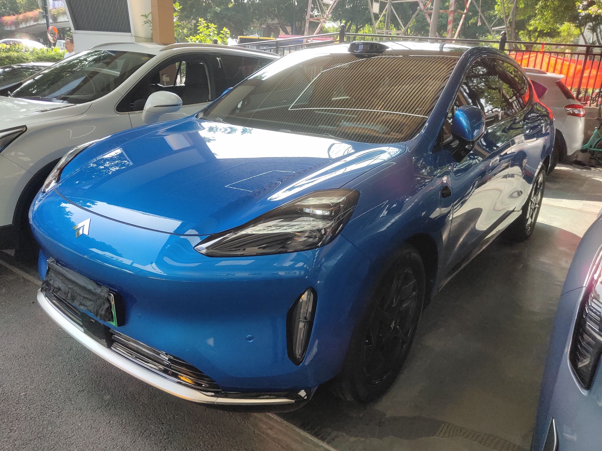 Под передней частью автомобиля