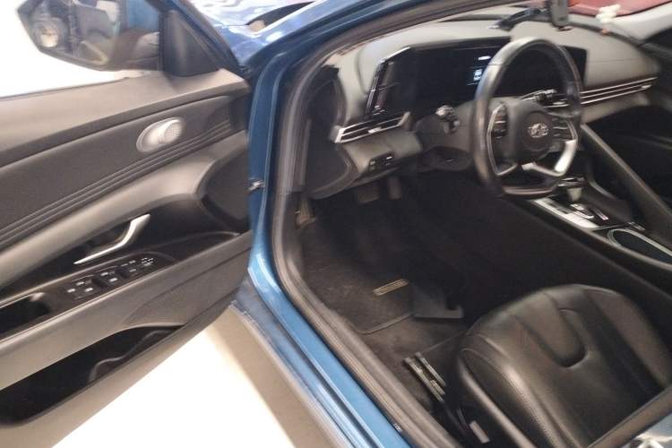 Used Hyundai Elantra 2021 1.5L CVT LUX Prestige Edition Driver Seat