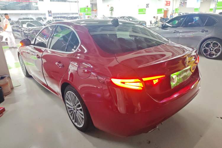 Used Alfa Romeo Giulia 2017 2.0T 200HP Luxury Edition Rear Left 45 Deg