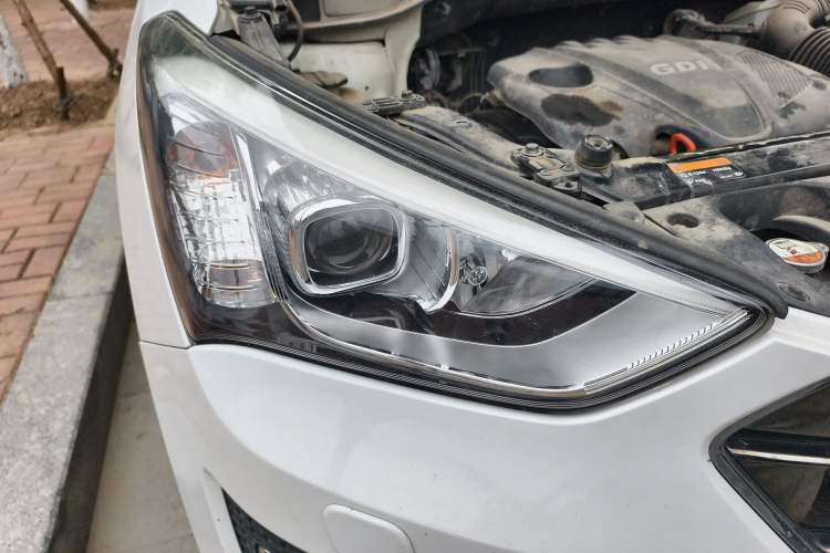 Used Hyundai Santa Fe 2013 Revised Version 2.4L Automatic All-Wheel Drive Luxury Trim Right Front Headlight