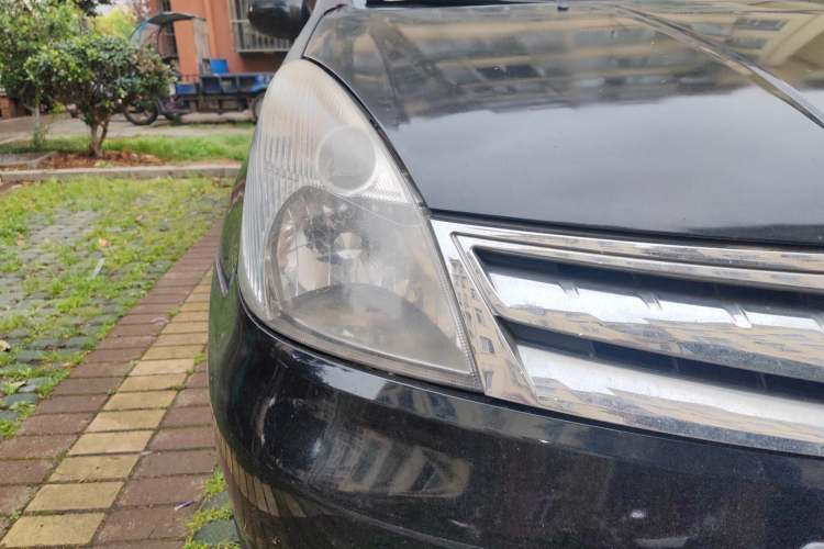 Used Nissan Livina 2010 Jingyue Edition 1.6L Manual All-Around Model Right Front Headlight