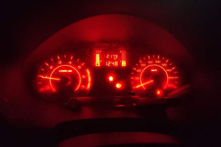 Used Wuling Hongguang V 2022 1.5L Jingqu Edition Enclosed-Window Vehicle with Hydraulic Power Steering LAR Instrument Cluster