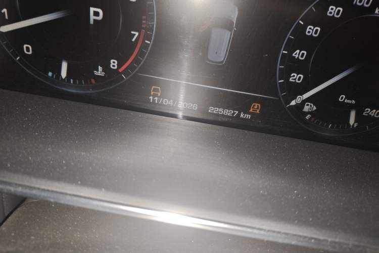 Used Land Rover Range 2016 3.0 SC V6 Vogue SE Long-Wheelbase Edition Odometer Close Up