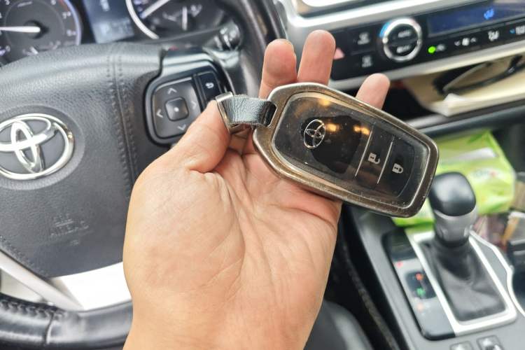 Used Toyota Highlander 2017 2.0T Four-Wheel Drive Luxury Edition 7 Seats Vehicle Key