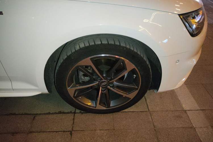 Used Audi A4L 2018 30th Anniversary Edition 40 TFSI Sport Edition Right Front Wheel Hub