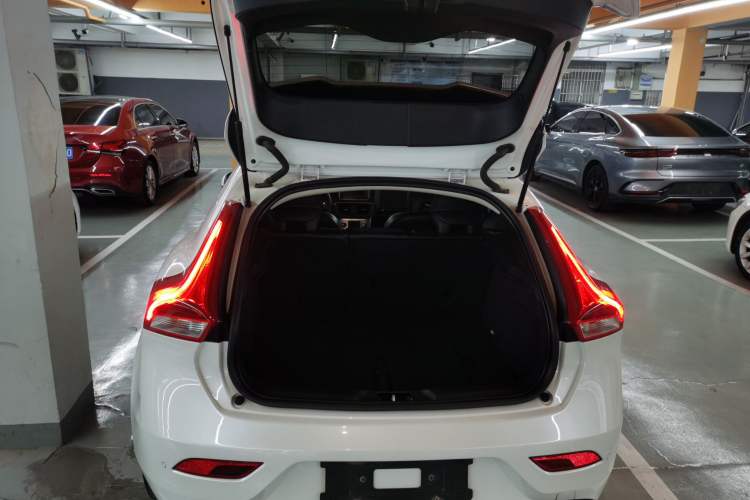 Used Volvo V40 2018 T3 Zhiya Edition
