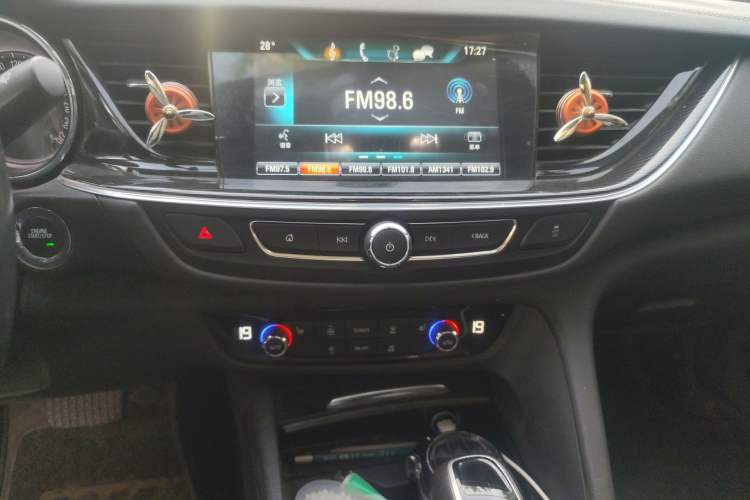 Used Buick Regal 2017 20T Elite Edition Audio And AC Panel