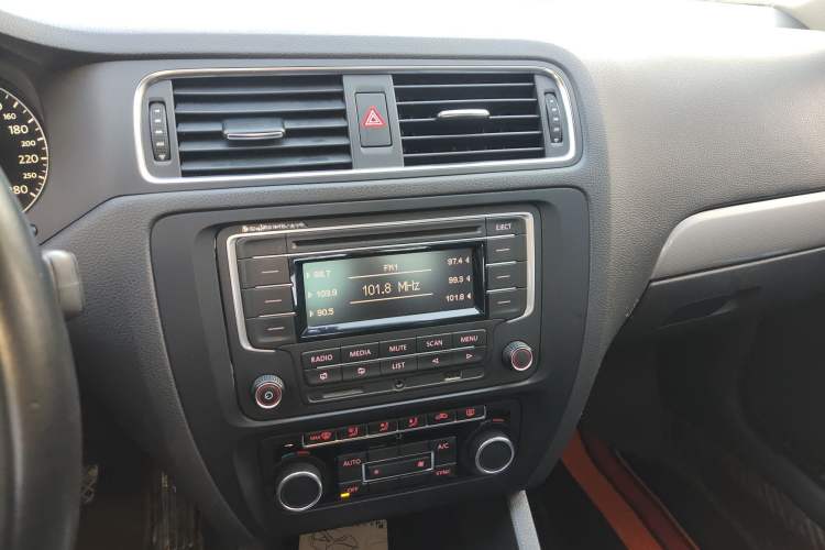 Used Volkswagen Sagitar 2014 1.4TSI Automatic Luxury Model Audio And AC Panel