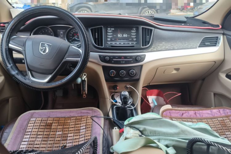 Used Baojun 730 2016 Revised 1.5L Manual Standard Version 7 Seats China V Emission Standard Center Console