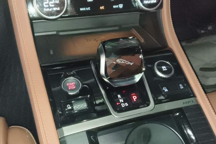 Used Jaguar XFL 2024 2.0T P300 Four-Wheel Drive Flagship Sport Gold Edition Gear Lever
