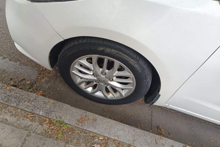 Used Kia K3S 2014 1.6L Automatic GLS Left Front Wheel Hub