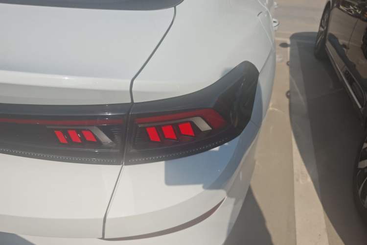 Used Volkswagen Lamando 2025 Lavida L 280TSI DSG Cool & Spicy Edition Right Rear Taillight