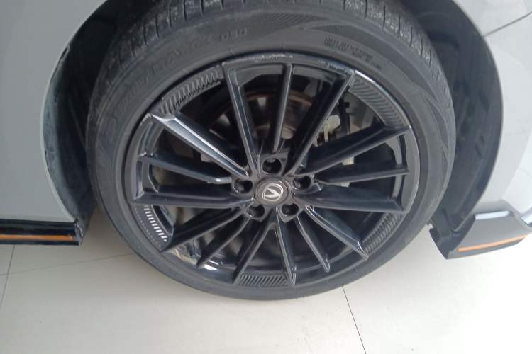 Used CHANGAN UNI-V 2022 1.5T Sport Edition Right Front Wheel Hub