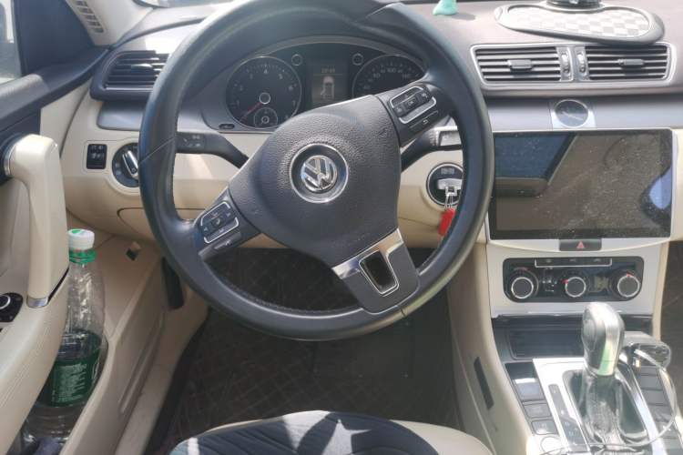 Used Volkswagen Magotan 2012 Revised Version 1.8TSI Leading Edition Steering Wheel
