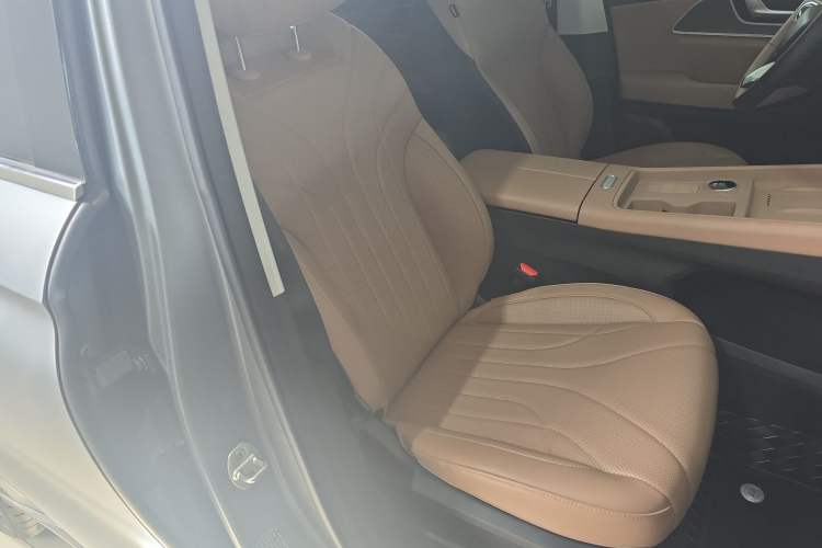 Used Chery Tiggo 8 L 2024 2.0T Two-Wheel Drive Luxury Edition 5 Seats
