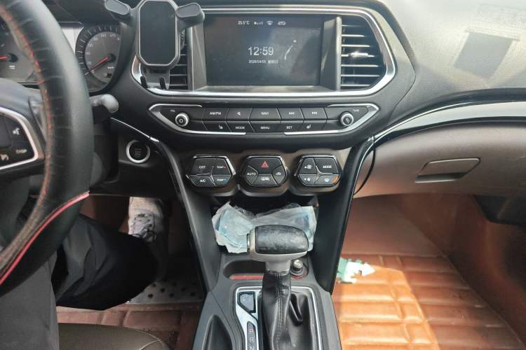 Used GAC Trumpchi GS4 2017 235T Automatic Two-Wheel Drive Luxury Smart Connectivity Version Audio And AC Panel