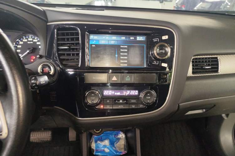 Used Mitsubishi Outlander 2014 2.4L 4x4 Deluxe Value Edition 5 Seats Audio And AC Panel