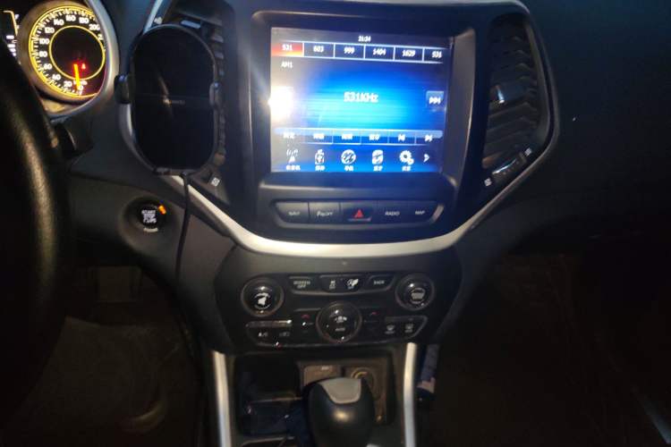 Used Jeep Cherokee 2016 2.4L Leading Smart Version
