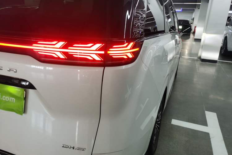 Used Denza D9 2022 DM-i 970 Four-Wheel Drive Flagship Model
