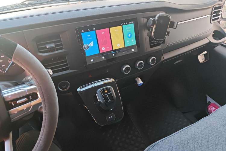 Used JMC Fushun 2023 2.0T Automatic Short-Wheelbase Low-Roof Commercial Van 2/3 Seats with Dual-Opening Tailgate Audio And AC Panel