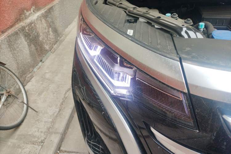 Used Denza D9 2024 DM-i 980 Four-Wheel Drive Prestige Model Right Front Headlight