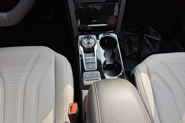 Used Ford Escape 2024 EcoBoost 245 Two-Wheel-Drive Titanium Edition Gear Lever