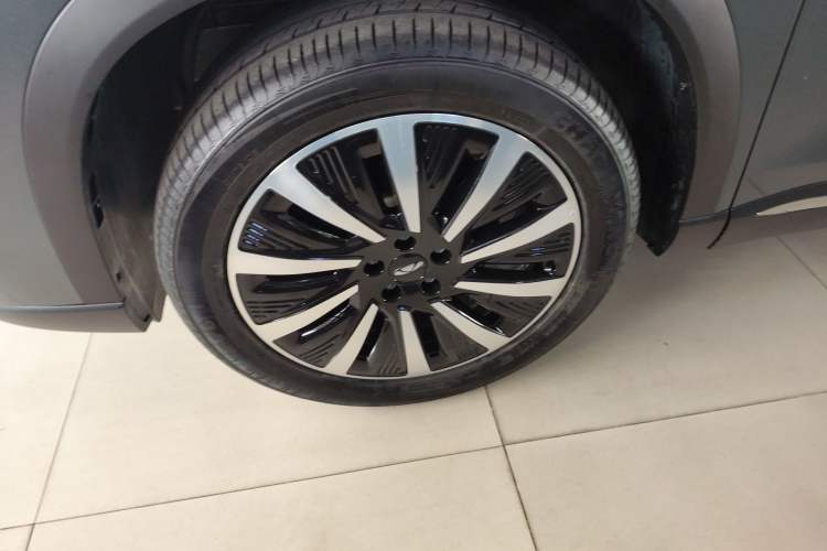 Used Fengyun T8 2025 1.5T 130km Deluxe Version 5 Seats Left Front Wheel Hub