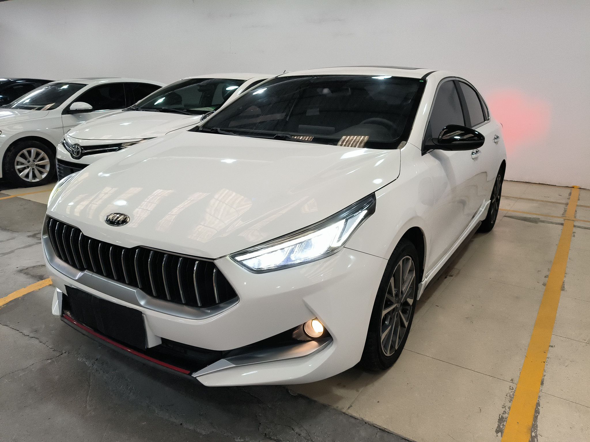 Под передней частью автомобиля