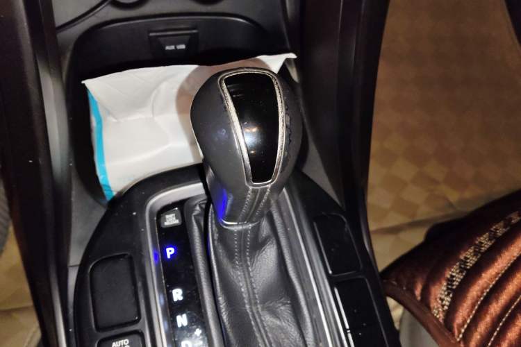 Used Hyundai Santa Fe 2013 2.4L Automatic 4x4 Smart Version Gear Lever