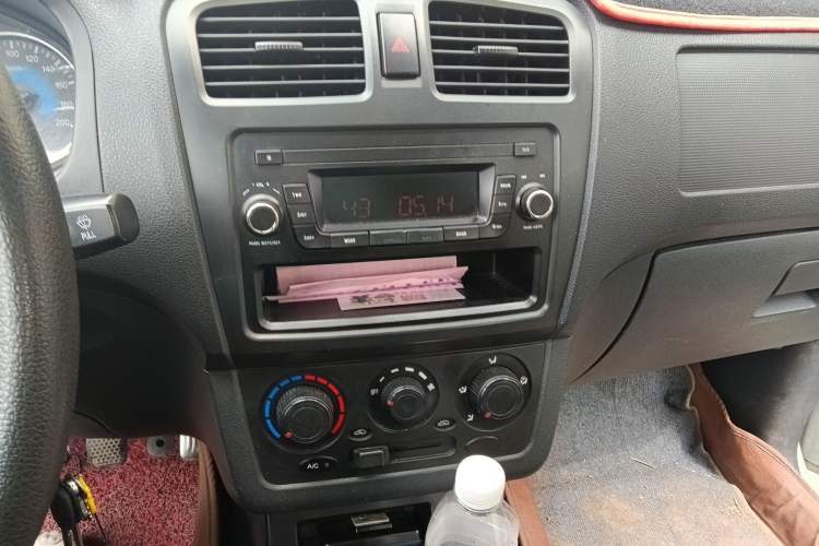 Used Dongfeng Fengon 330 2014 1.5L Manual Utility Version DK15 Audio And AC Panel