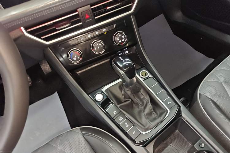 Used Volkswagen Sagitar 2023 300TSI DSG Excellence Edition Gear Lever