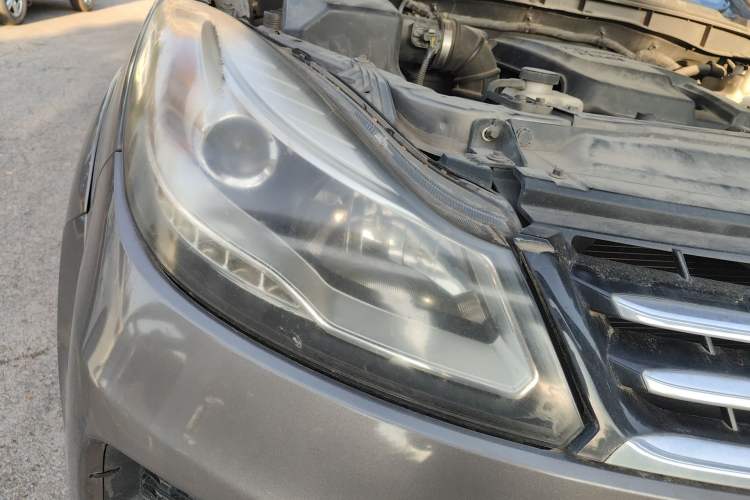 Used JMC Yusheng S350 2013 2.4T Automatic 2WD Diesel Luxury Edition 5 Seats Right Front Headlight